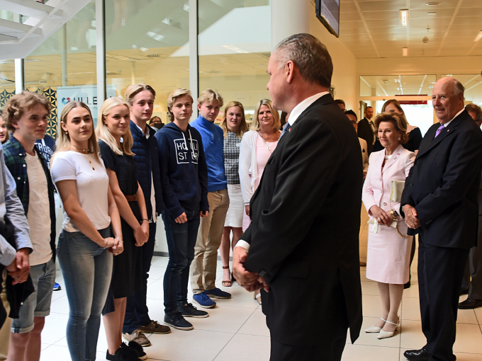 Kongeparet og President Kiska møtte rektor Torill Røeggen og noen av skolens elever. Foto: Sven Gj. Gjeruldsen, Det kongelige hoff